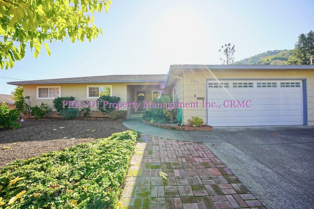880 Tamarack Dr in San Rafael, CA - Foto de edificio