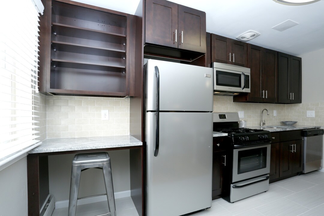 The Crossings at Menlo Park in Edison, NJ - Building Photo