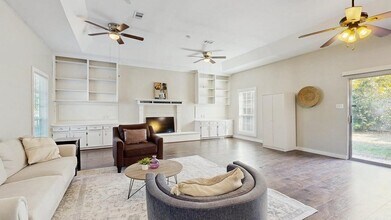 Charming Arlington residence offering spac in Arlington, TX - Foto de edificio - Building Photo