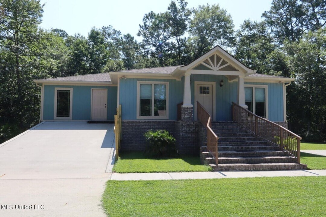 1020 Margaret St in Ocean Springs, MS - Foto de edificio