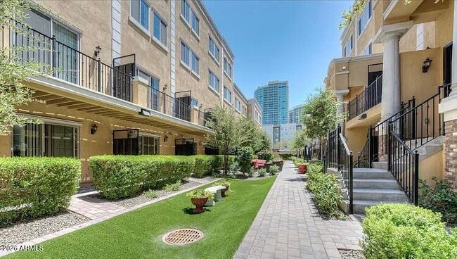 property at 421 W 6th St