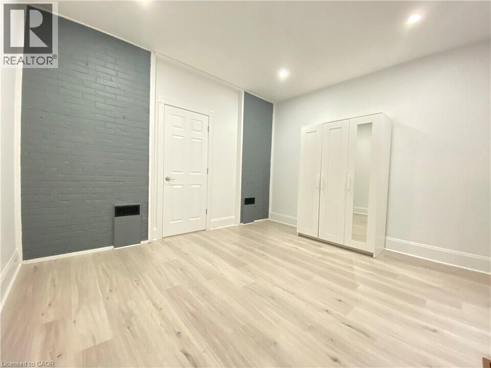 114 Tisdale St N in Hamilton, ON - Building Photo