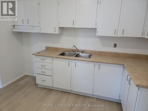 2 Orchard Heights Blvd in Aurora, ON - Building Photo - Building Photo