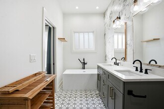 1025 Oak St SW in Atlanta, GA - Building Photo - Building Photo