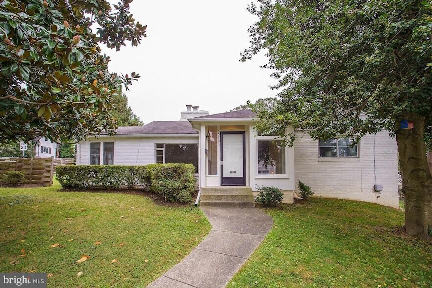 5205 Saratoga Ave, Unit 1005-H in Chevy Chase, MD - Building Photo
