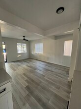 1230 Omelveny Ave in San Fernando, CA - Foto de edificio - Building Photo