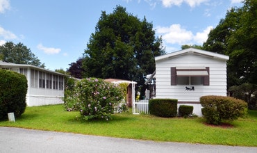 1042 Violet Ave in Hyde Park, NY - Foto de edificio - Building Photo