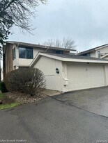 7146 Pebble Park Dr in West Bloomfield Township, MI - Building Photo