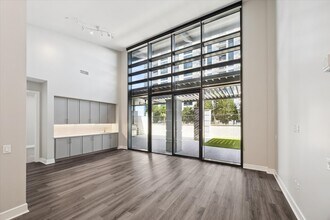 9757 Katy Fwy in Houston, TX - Foto de edificio - Building Photo