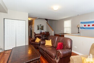 2440 N Ashland Ave, Unit 2 in Chicago, IL - Building Photo - Building Photo