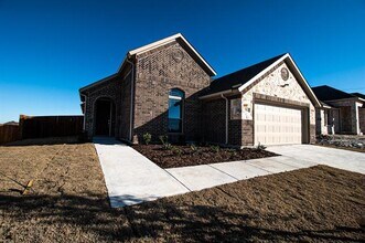 504 Lakeway Ln in Justin, TX - Building Photo - Building Photo