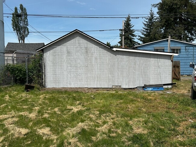 823 E 64th St in Tacoma, WA - Foto de edificio - Building Photo