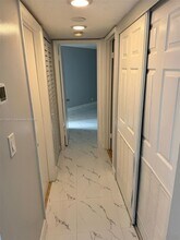215 Lake Pointe Dr in Oakland Park, FL - Building Photo - Building Photo
