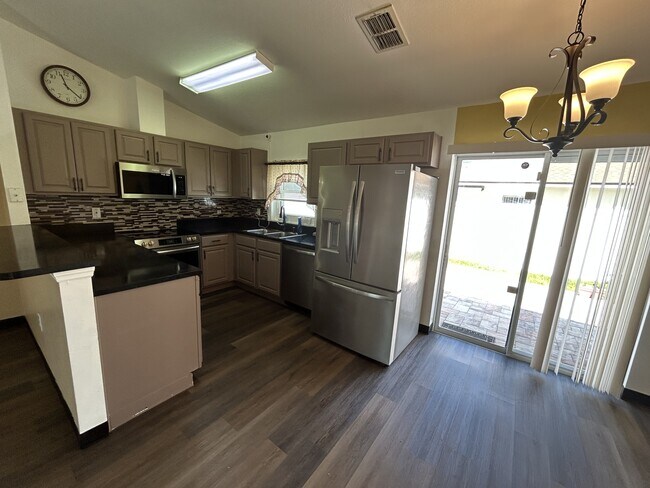 659 Jaguar Ct in Poinciana, FL - Building Photo - Building Photo