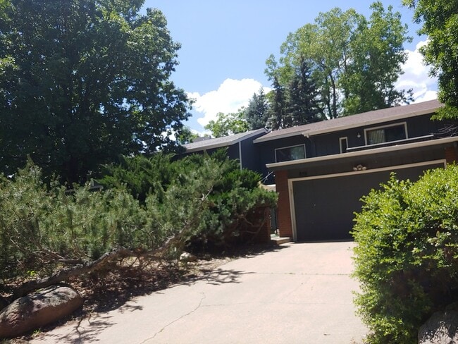 property at 859 Roxwood Ln