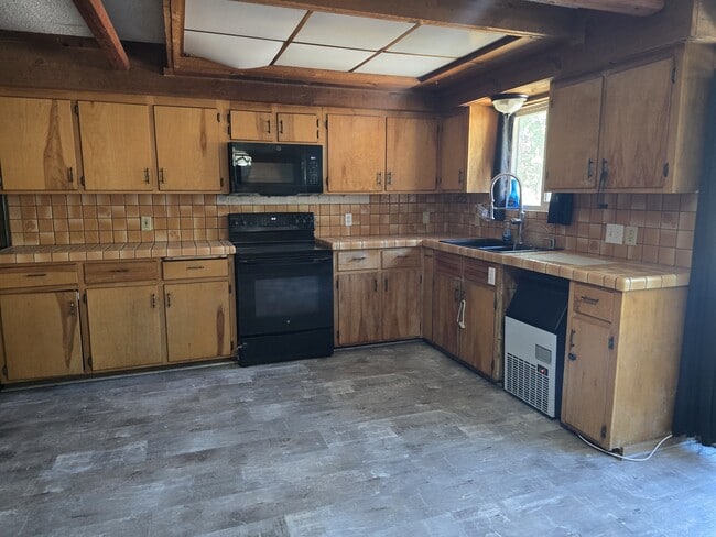 49801 Canoga Dr in Oakhurst, CA - Building Photo - Building Photo