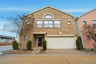 3736 Main Plaza Dr in Houston, TX - Building Photo