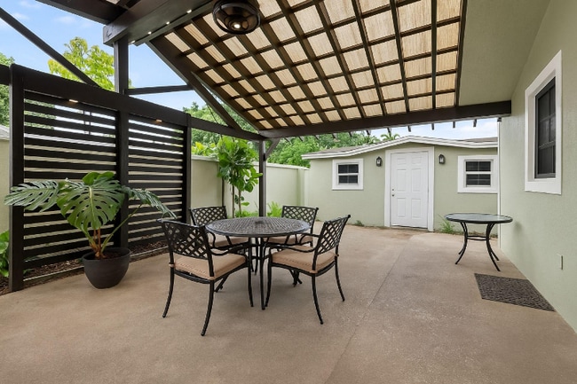 2061 NW 27th St in Miami, FL - Building Photo - Building Photo