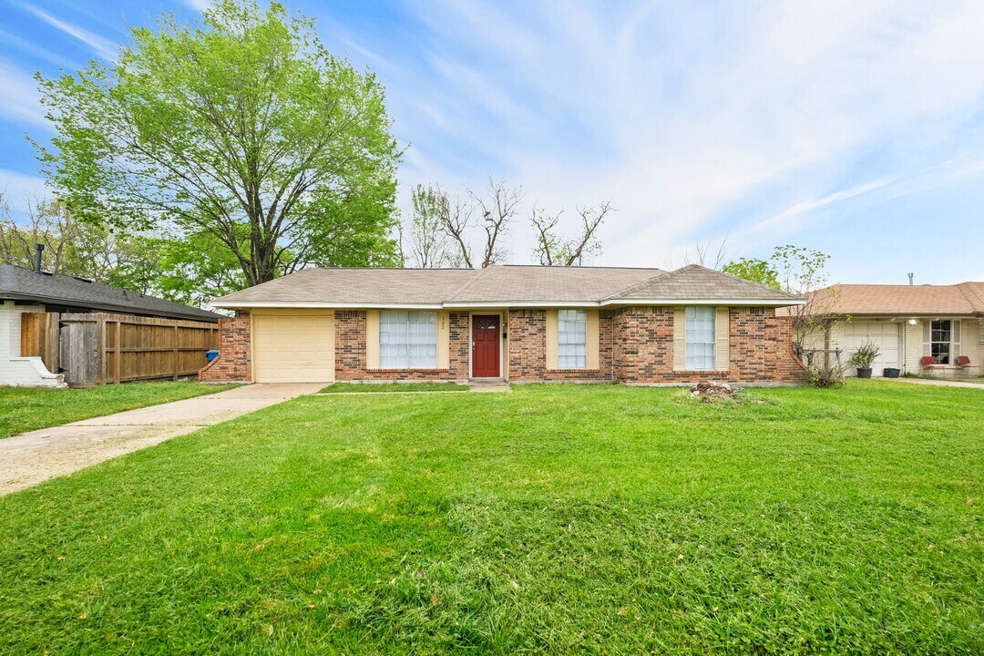 122 W Havner Ln in Houston, TX - Building Photo