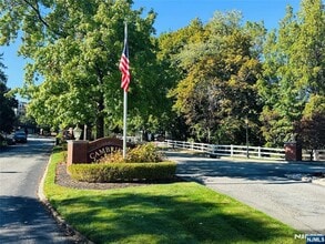 372 Cambridge Dr in Ramsey, NJ - Building Photo - Building Photo