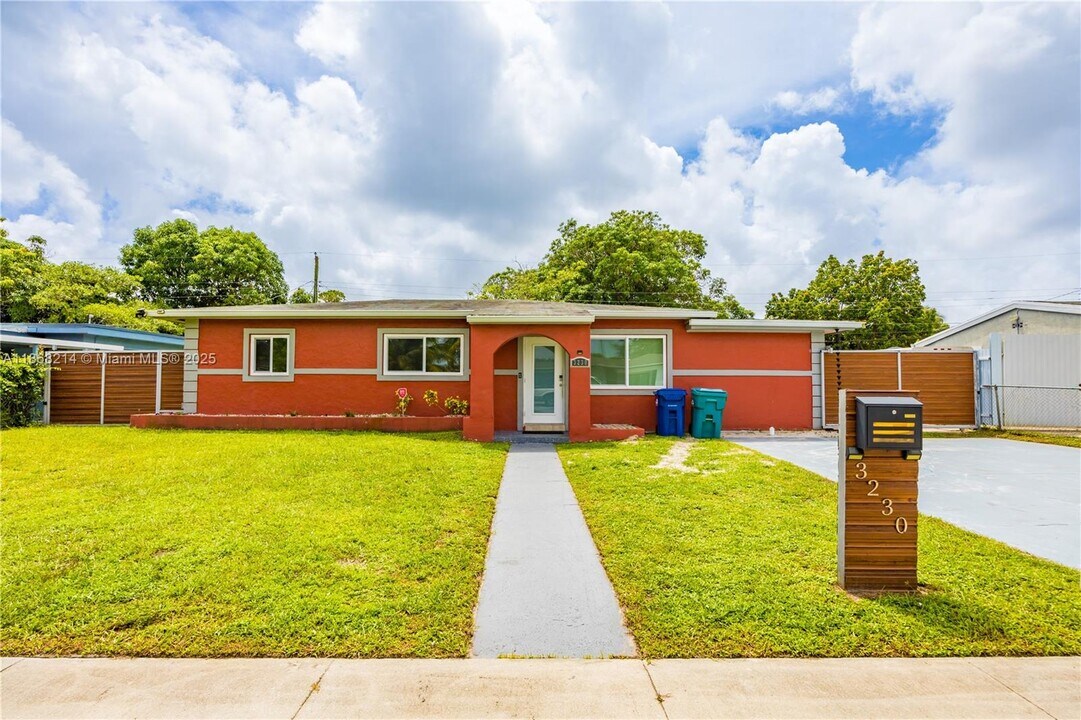 3230 NW 171 Terrace in Miami Gardens, FL - Building Photo