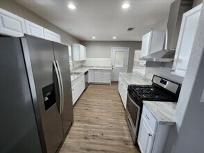 112 Bluebonnet Rd in La Vernia, TX - Building Photo - Building Photo