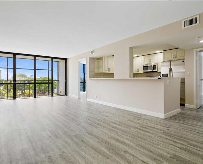 800 Parkview Dr in Hallandale Beach, FL - Foto de edificio - Building Photo