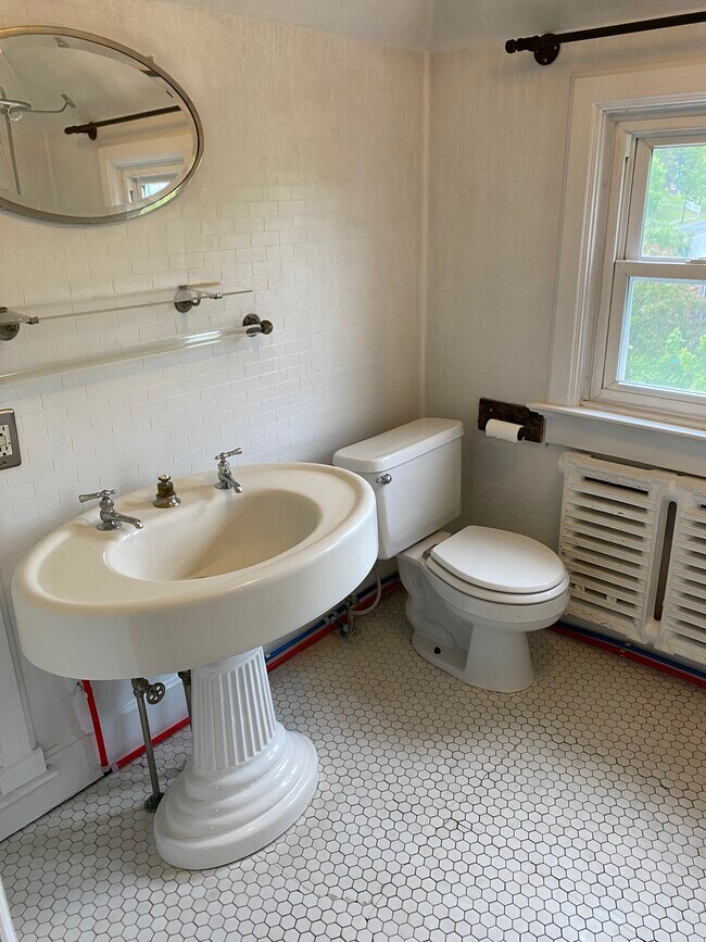 2110 E Superior St, Unit 3 in Duluth, MN - Building Photo - Building Photo