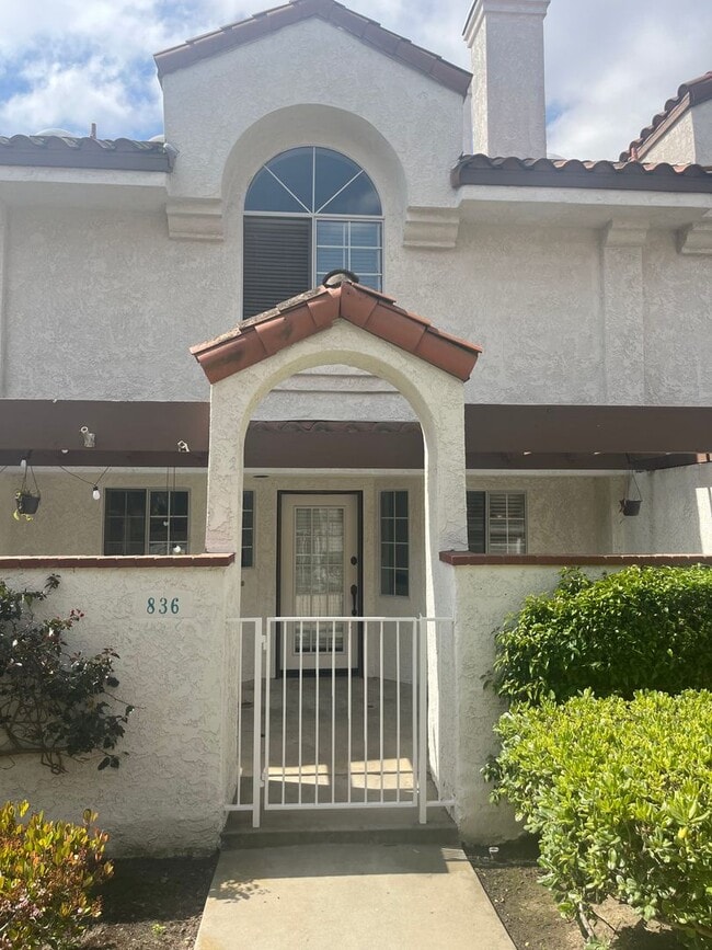 836 Calle Los Gatos in Camarillo, CA - Building Photo - Building Photo
