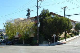 5410 Broadway in Oakland, CA - Foto de edificio - Building Photo