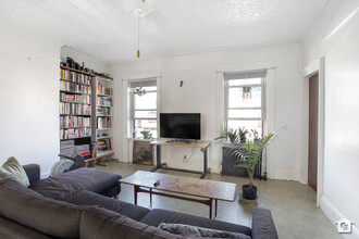 316 S 4th St in Brooklyn, NY - Building Photo - Interior Photo