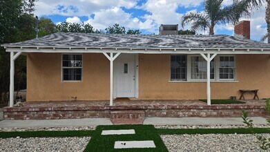 12345 winnetka in Winnetka, CA - Foto de edificio - Building Photo