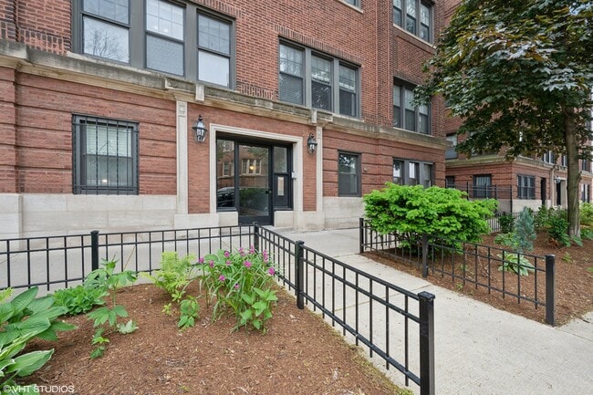 property at 733 W Waveland Ave