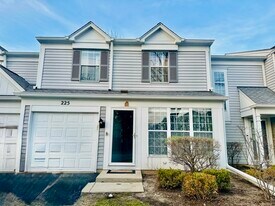 225 Port Royal Cir in Aurora, IL - Building Photo