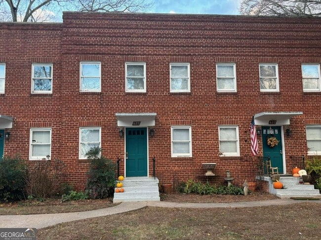 property at 625 Simmons St