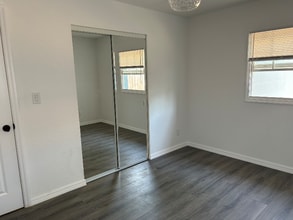 648 59th St S in St. Petersburg, FL - Foto de edificio - Building Photo