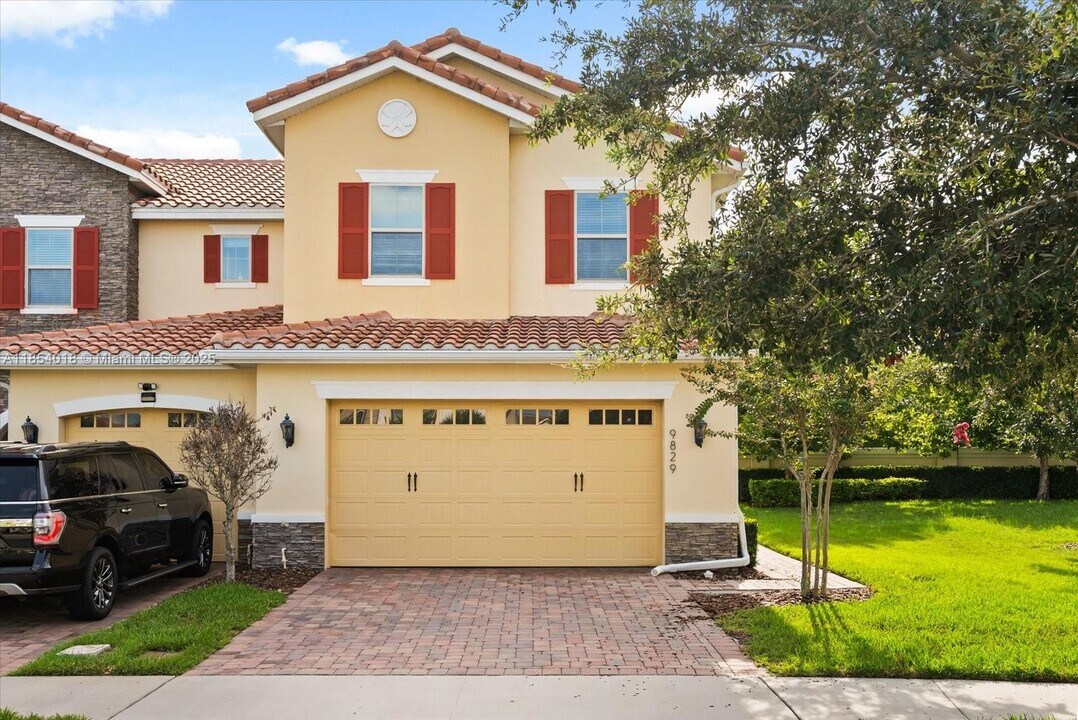 9829 Winnington St in Orlando, FL - Foto de edificio