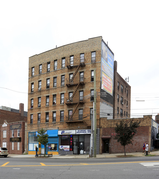 2612-2614 E Tremont Ave in Bronx, NY - Building Photo