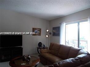 18236 Mediterranean Blvd in Hialeah, FL - Building Photo - Building Photo