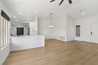 2548 Tumble Brook Dr in Las Vegas, NV - Building Photo - Building Photo