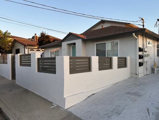 1218 Sonoma Ave, Unit Unit B in Seaside, CA - Foto de edificio - Building Photo