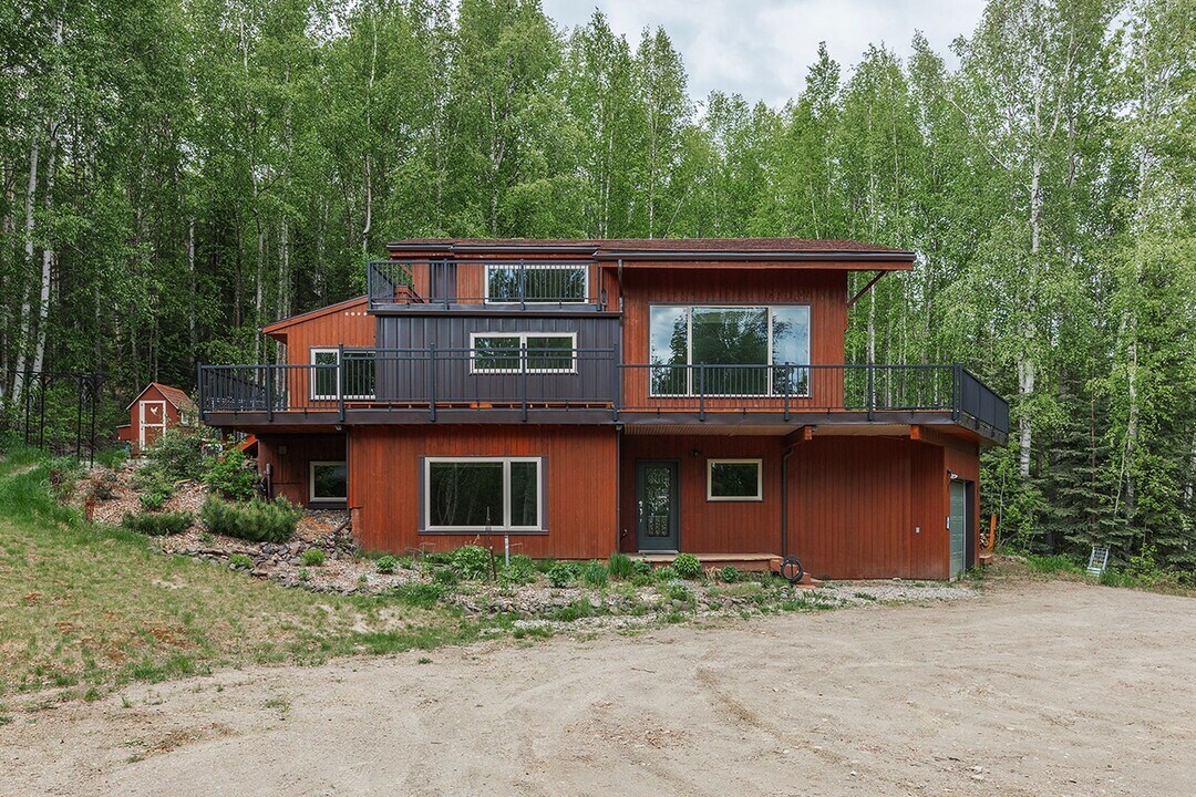 1499 Golden View Dr in Fairbanks, AK - Building Photo