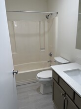 1204 Whitney Ave, Unit 115 in Hamden, CT - Foto de edificio - Building Photo