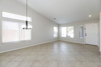 8211 S 53rd Ave in Phoenix, AZ - Building Photo - Building Photo