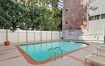 1262 S Barrington Ave, Unit 307S in Los Angeles, CA - Building Photo - Building Photo