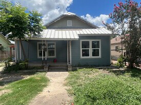 3224 W Houston St in San Antonio, TX - Building Photo