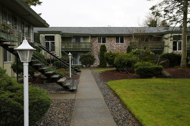 Crystal Manor in Seatac, WA - Building Photo - Building Photo