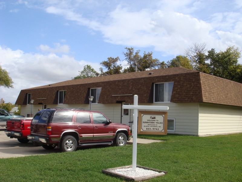 Sunnyside Villas in Minot, ND - Building Photo