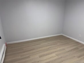 3156 Chelsea Ln in Levittown, NY - Foto de edificio - Building Photo