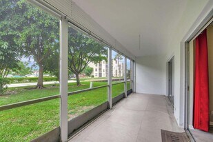 200 Waterway Dr S in Lantana, FL - Building Photo